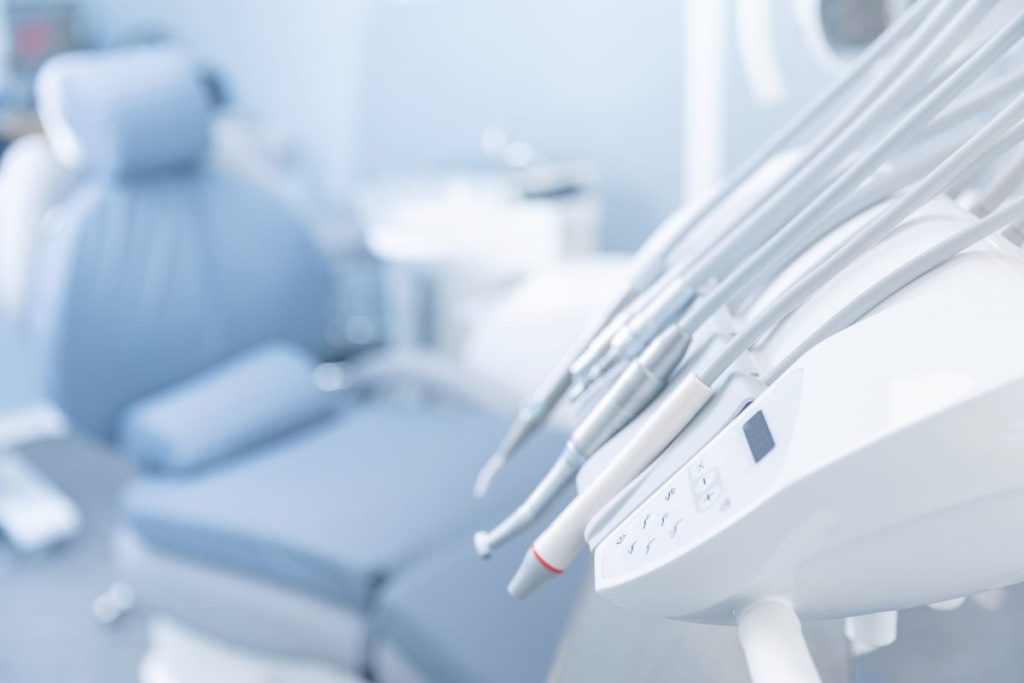 Dantų laminatės ar estetinis plombavimas: kaip pasirinkti geriausią sprendimą savo šypsenai?