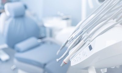 Dantų laminatės ar estetinis plombavimas: kaip pasirinkti geriausią sprendimą savo šypsenai?