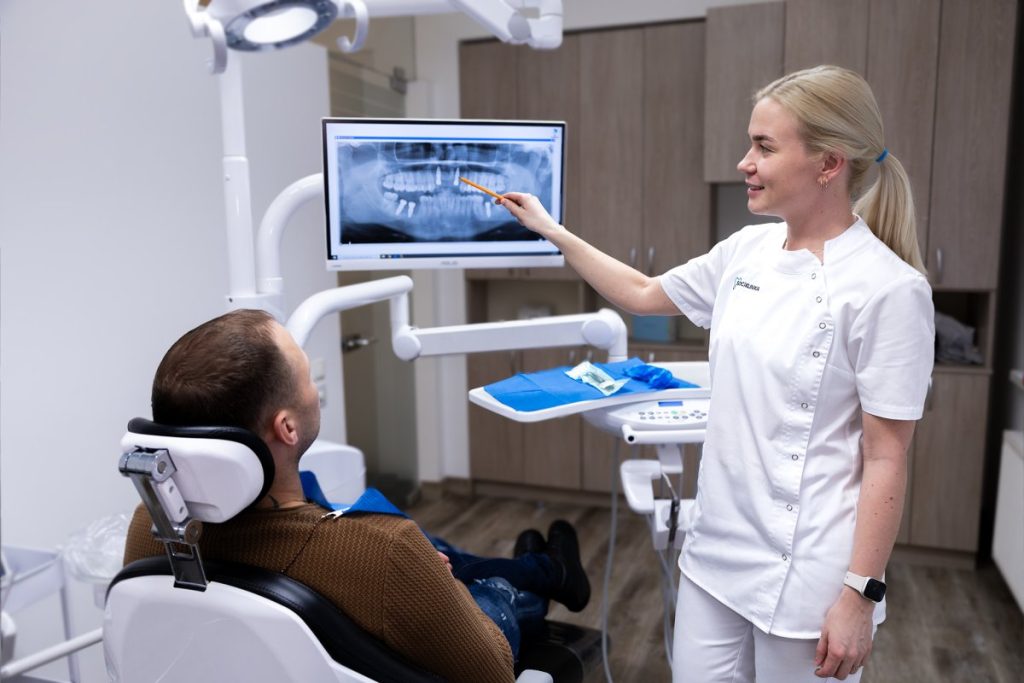 Dantų protezavimas ant implantų: kainos, tipai ir 2026 m. metodika