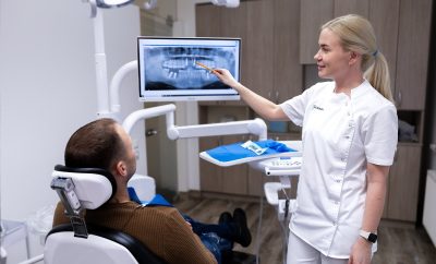 Dantų protezavimas ant implantų: kainos, tipai ir 2026 m. metodika